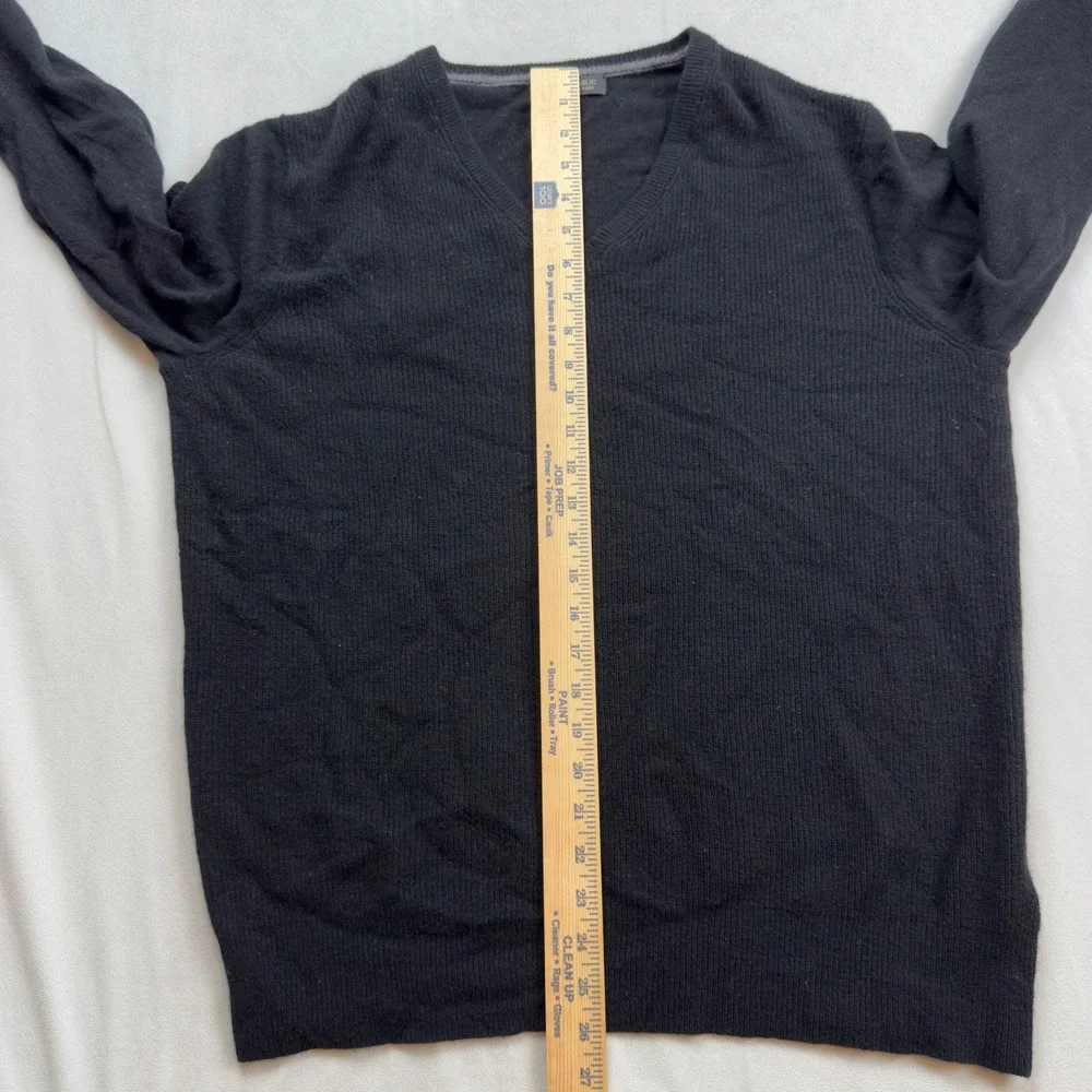 Banana Republic Men's Large V Neck Sweater Black Italian‎ Yarn Merino Wool Blend